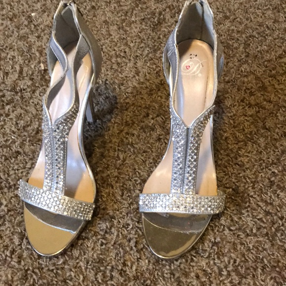 Shoes/ heels - Picture 1 of 4